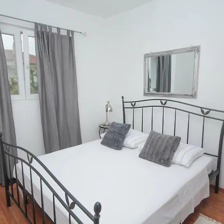 Lola's * Tribunj (Sibenik-Knin)