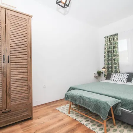 Lola's Tribunj (Sibenik-Knin)