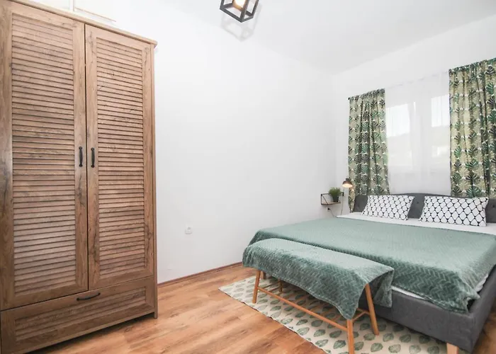 Lola's Tribunj (Sibenik-Knin)